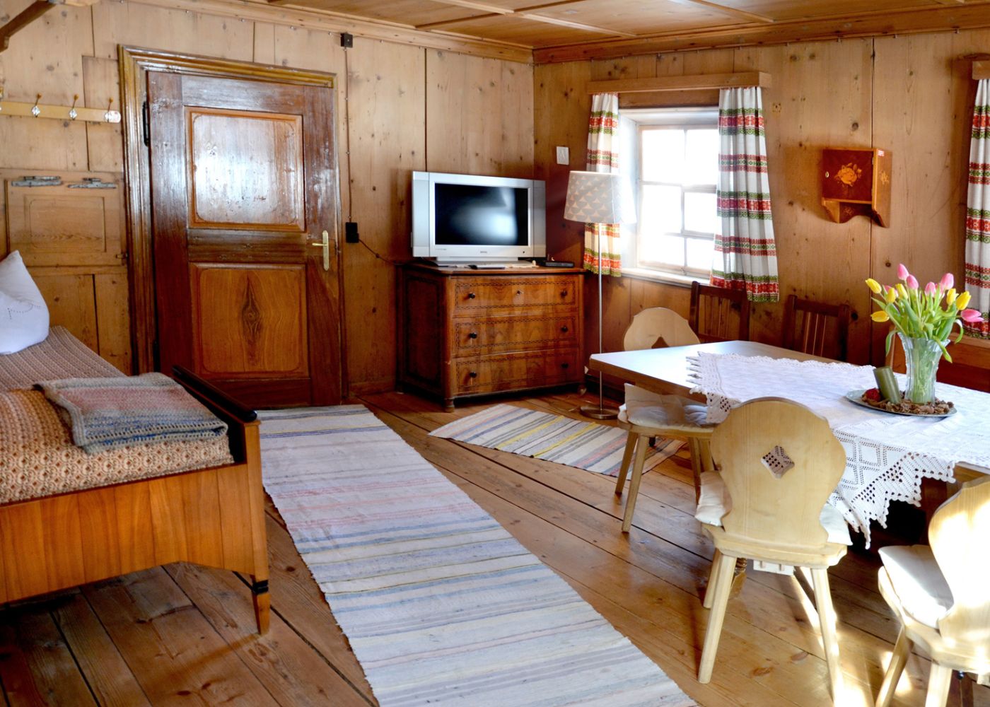 ferienhaus_schedler-haegerau-stube-unten_sonne-dsc_5508.jpg